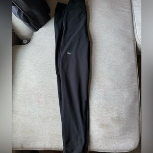 BRAND NEW! Alo Black conquer max performance jogger